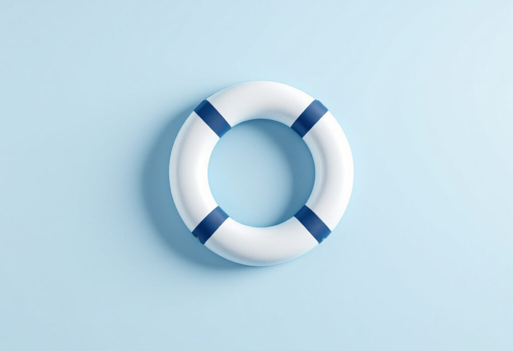 Bouée de sauvetage blanche et bleu marine posée à plat sur un fond bleu clair